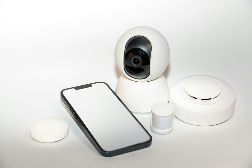 un teléfono inteligente junto a una cámara de seguridad