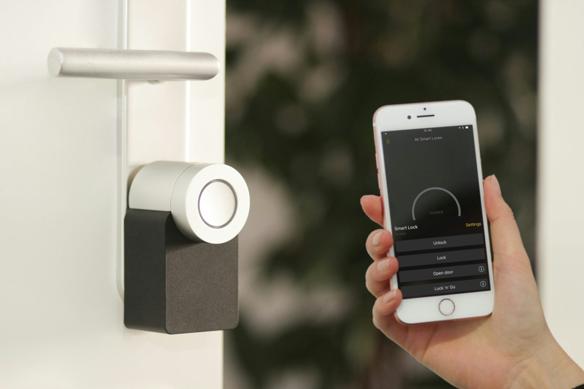 Smartphone Apple iPhone dorado sostenido en la puerta
